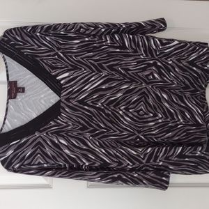 Dana Buchman V neck blouse in black, gray and white. Size XL
